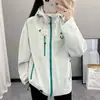 Jaqueta Feminina Outono/Inverno 2025 Corta-vento Impermeável Fashion Versátil Jaqueta Corta-vento para Casal Jaqueta para Caminhada ao Ar Livre Viagem