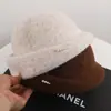 Gorro de lana cálido tipo cuenca simple decoración de perlas copa redonda sombrero ecuestre sombrero pequeño con temperamento boina elegante para madre