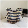 Bolso Tejido Rayado de Gran Capacidad para Mujer 2026 Verano Nuevo Bolso de Hombro Elegante con Textura para la Escuela y el Viaje Diario Bolso Cubo