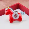 Lindo y Creativo Broche de Poni Rojo con Diseño de Goteo de Aceite, Simple y Versátil, Broche de Pin de Poni con Bolsa de Dinero de la Suerte