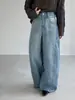 Jeans Jiangzuo elegantes de lavado azul con hebilla trasera y dobladillo curvo para mujer, pantalones de pierna ancha de otoño, pantalones tipo "dad" 6600