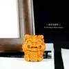 Gran Venta Talla en Madera de Ciprés de Acantilado Creativo Lindo Auspicioso Portador de Riqueza Artículo de Mano Unisex Artesanía de Juego Cultural Decoración de Escritorio