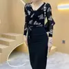 Camisa de Base Manga Longa Protetora Solar Elegante Feminina Decote V Slim Fit Justa na Cintura Renda Amarração Estampada Malha Top