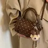 Nova bolsa tiracolo, bolsa de mão, estilo executivo, camurça, versátil, texturizada, design de bolinhas, estilo retrô de outono para mulheres, da moda e requintada, 2026