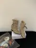 Botas de Cano Curto com Bico Fino e Fivela First Encounter Sazonal para Mulheres Outono 2026 Novo Estilo Botas Legging Melard Botas de Cano Médio com Babados