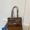 2026 Nueva Bolsa de Mano Hombro de Cuero Suave Estilo Retro Textura Arrugada Desgastada Estilo Motociclista Bolso Tote para Debajo del Brazo