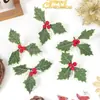 Decoración navideña transfronteriza hojas navideñas artificiales triangulares con bayas rojas pequeñas para decoración de árbol de Navidad DIY