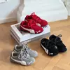 Tênis versáteis infantis estilo coreano, modelos primavera e outono 2026, sapatos esportivos para meninas, tênis de cano baixo, tênis leves para treinamento para crianças maiores