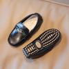 Sapatos Pretos de Couro para Meninos e Meninas Outono 2026 Novo Sola Macia Estilo Preppy Infantil Estilo Coreano Sapatilhas Pequenas Sapatos de Gorro Cor Pura