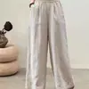Artísticas e versáteis, estas calças pantalona de algodão e linho com bordados vazados retrô são perfeitas para mulheres no verão. Eles são de caimento solto, casuais e apresentam um design de perna reta, tornando-os uma escolha moderna.