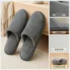 Zapatillas desechables de hotel de cinco estrellas, felpa de coral engrosada, para B&B, bienvenida a invitados del hogar, suela antideslizante portátil, en stock, venta al por mayor