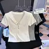 Camiseta Chic de Manga Corta con Cuello en V Estilo Coreano para Mujer, Nuevo Diseño Verano 2026, Top Corto de Pedrería Resistente de Nicho, Moderno