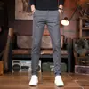 Pantalones Casuales de Color Café de Alta Gama Franceses para Hombre 2026 Verano Delgados Ajuste Slim Cónicos Elásticos Versátiles Pantalones para Hombre