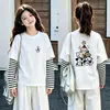 Camiseta de manga larga a rayas de algodón puro para niña, nuevo estilo primavera/otoño 2026, moderna y elegante, perfecta como capa base o top de principios de otoño