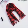 Bufanda cálida de moda otoño 2023 bordada de terciopelo doble cara para hombre y mujer bufanda de cuadros bordada regalo para reunión anual venta al por mayor