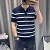 Camisa polo de tricô masculina elegante e casual, com listras pretas e brancas, gola de lapela, manga curta, simples e versátil para o verão, respirável, manga curta