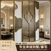 Decoración interior completa de la villa con mamparas decorativas de arte de aluminio, rejas metálicas incrustadas de trébol de cuatro hojas estilo chino, vestíbulo de la casa club