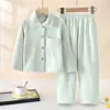 Nuevo conjunto de pijama de manga larga para niños de otoño e invierno 2026, con un conjunto de dos piezas engrosado y forrado de polar con cuello de solapa, adecuado tanto para niños como para niñas