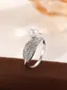 Anillo de Luz de Zirconia Incrustada en Oro Real Chapado en Cobre Transfronterizo Europeo y Americano Lujo Ligero Sensación de Alta Gama Anillo para el Dedo Joyería de Mano Versátil Fabricante Venta al por Mayor en Stock