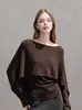 Colección Otoño 2026: Top de punto para mujer, estilo coreano, simple, elegante y versátil, con escote asimétrico y mangas murciélago.