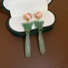 Pendientes de flor de resina con circonita, ambiente elegante y fresco, tachuelas de nicho de lujo ligero y sofisticado, pendientes dulces estilo vacacional