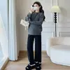 Foto Real de Ropa de Maternidad Otoño e Invierno 2025 Talla Grande Suéter de Punto + Pantalones de Pierna Ancha Nuevo Conjunto de Maternidad de Dos Piezas Holgado y Sencillo