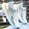 Zapatillas versátiles para hombre, modelo nuevo de verano ligero, zapatillas de running de malla transpirable para hombre con suelas blandas, zapatos casuales antideslizantes para viajar