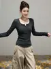 Suéter Henley de manga larga cepillado en color gris oscuro para mujer, adecuado para primavera y otoño, con media tapeta de tres botones, corte ajustado y un estilo dulce y fresco, perfecto como capa interior o camiseta básica