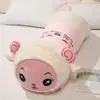 Lindo peluche de oveja para pareja, suave y adorable, acostado en una pose linda, vistiendo ropa rosa, almohada larga de peluche, perfecta como regalo