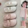 Sandalias Nuevas Moda Verano 2026 Bordado de Encaje Malla Banda Elástica Planas Niña Pequeña Estilo Dulce Zapatos de Princesa