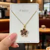 Colar de Aço Titânio Rosa Flor de Cerejeira Doce de Luxo Leve, Luxo Leve Incrustado com Flor de Ametista Negra, Corrente de Clavícula Full Diamond de Luxo Leve
