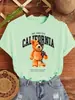 Camiseta Feminina Mecânica Urso Estampa de Letras da Califórnia Casual Solta Algodão Roupas de Rua Verão Xadrez Manga Curta