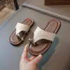 Sandalias deslizantes de moda y con estilo para niñas con estampado de leopardo 2026 Verano Nuevo Anillo Metálico en el Dedo del Pie Sandalias Romanas Versátiles