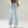 Jeans azul claro de cintura alta, levemente flare, para mulheres, novo estilo primavera/outono com design retrô, apresentando um corte solto e uma silhueta fluida.
