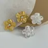 Diseño texturizado Pendientes de flor de primavera con circonita Oro real electrochapado Retro Lujo ligero Moda Tendencia Pendientes versátiles para mujer