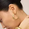 Pendientes de Aro Grandes de Luna con Textura Martillada, Diseño de Nicho de Lujo Ligero Francés, Pendientes Grandes de Luna con Patrón de Martillo para Mujer, Sensación de Alta Gama, Sencillos y Elegantes