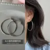 Aretes con un Toque Metálico como los de Zhao Lusi, Elegantes y Sencillos, Aretes de Lujo Ligero y de Gama Alta para Mujer