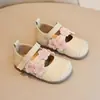 Nuevo Estilo Primavera y Otoño 2026 Zapatos de Cuero de Moda con Flores de Princesa para Niñas, Zapatos Planos Individuales para Bebés, Zapatos Infantiles con Suela Suave Antideslizante
