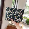 Bolsa de Cosméticos Pequeña Bordada con Margarita Fresca Estilo Ins Alto Valor de Color Bolso de Mano Vintage Bolsa de Almacenamiento de Gran Capacidad