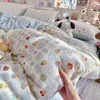Conjunto de cuatro piezas de hilo suave y esponjoso tipo nube, Clase A, apto para bebés, conjunto de tres piezas para dormitorio de estudiante, sábana de dormir sin estampado estilo caricatura