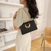 Patrón de Lichi Texturas de Moda Estilo Occidental Media Luna Distinctiva Bolsa Cuadrada Pequeña 2023 Nueva Simple de Moda Bolso de Hombro Cruzado