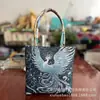 Bolso nuevo de estilo étnico, con tela color arena y bordado, un diseño fresco y casual, con bordado de hilo dorado a doble cara, una bolsa pequeña de tela y una bolsa estilo Hanfu