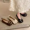 Sapatos Femininos de Solado Plano com Ajuste Largo para Uso Externo, Nova Moda Versátil com Solado Macio, Estilo Mary Jane para Noite, Mocassins 2026
