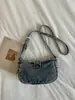 Bolsa de ombro estilo jeans retrô americano, perfeita para o dia a dia, com um design estiloso e único apresentando enfeites de fivela de metal, uma bolsa de ombro para mulheres