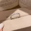 Anillo Abierto Redondo de Circonita, Simple y de Moda, Lujo Ligero con un Toque de Alta Gama, Anillo Versátil con un Diseño Único, Joyería Exquisita de Nicho