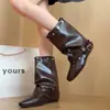 Botas de Moda Estilizadoras de Punta Cuadrada para Mujer Botas de Doble Uso Calzado Exterior Botas de Jinete Fruncidas Remaches Versátiles para Pierna de Pantalón Desmontables Nuevo Estilo 2026