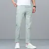 Jeans Cropped para Hombre Estilo Nuevo 2026 en Color Verde para Otoño, Corte Ajustado para Hombres Bajos, Estilo Casual