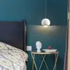 Nuevo Estilo Lujo Ligero Dormitorio Mesita de Noche Candelabro, Minimalista Moderno Creativo Arte Dormitorio Principal Individual Colgante Largo Decorativo Pequeño Candelabro