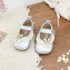 Sapatos pequenos de couro estilo britânico 2026 primavera e outono novos versão coreana sapatos de princesa de desenho animado para meninas sapatos casuais da moda com sola macia