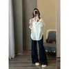 ¡100% algodón! Confeccionada expertamente con cintura plisada, esta camisa lisa de manga larga y corte holgado para mujer es estilizada y versátil.